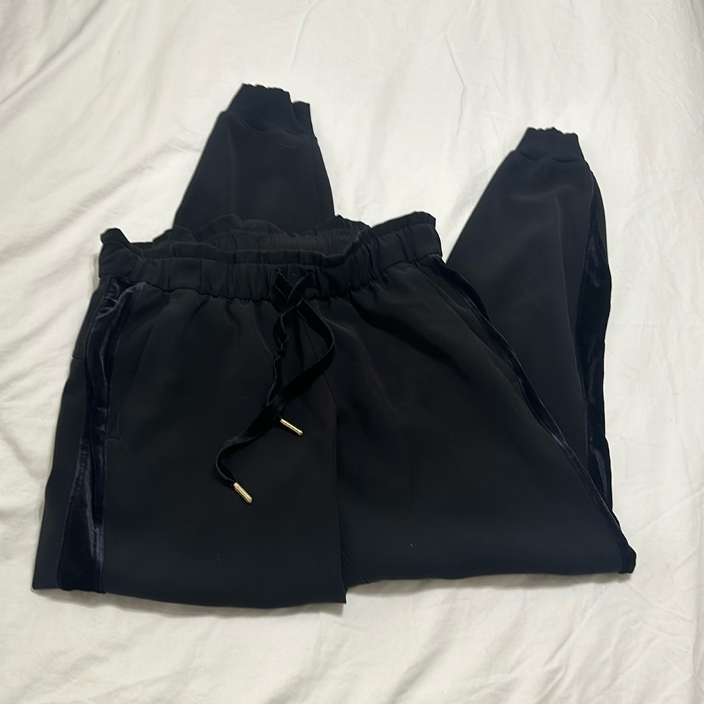 Euc Lululemon joggers size 6 black with velvet accent